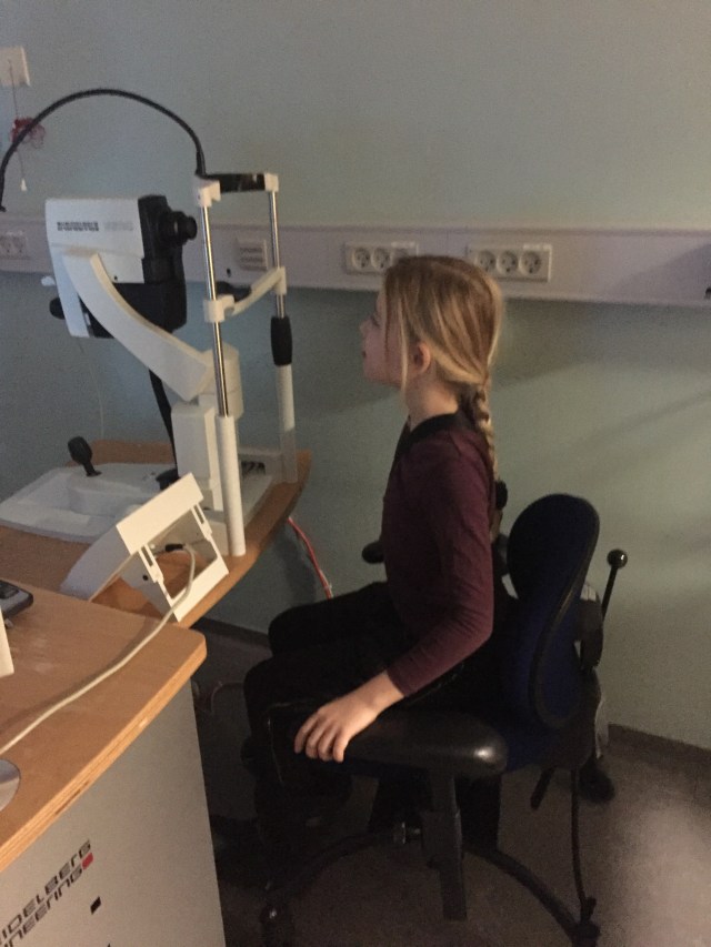 Almindelig undersøgelse af øje hos lægen