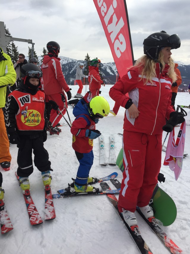 Sebastian med lærer Nanna forrest