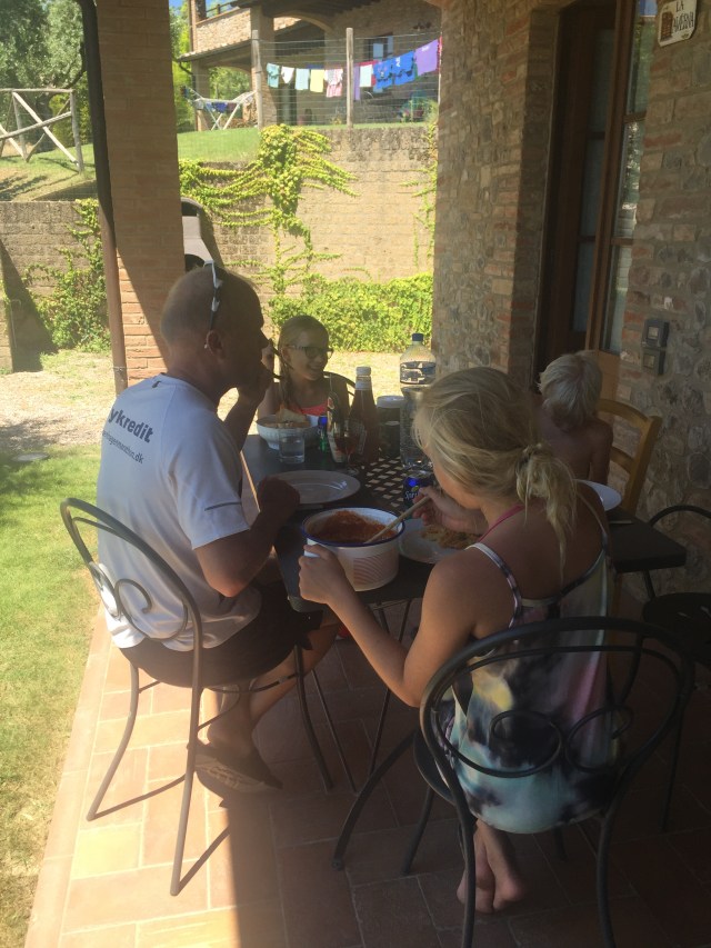 Frokost på terrassen i dejlig skygge - typisk spaghetti alla carbonara med et glas rosé til - LOVE it!