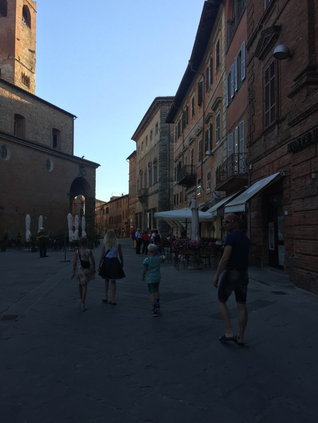 Aften-is på torvet ved kirken