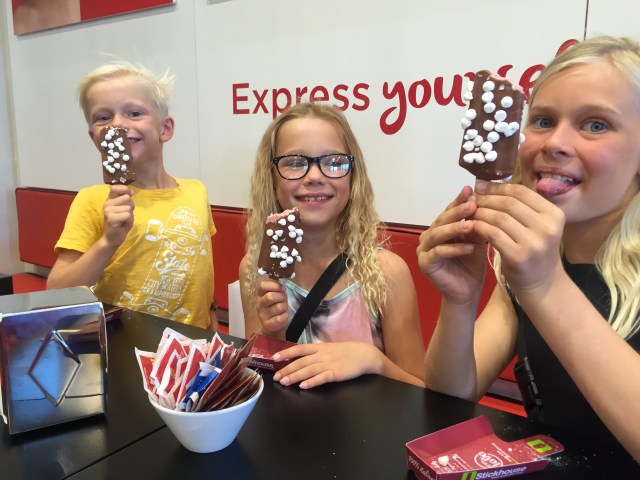 Lys chokolade med skumfiduser valgte alle unger :)