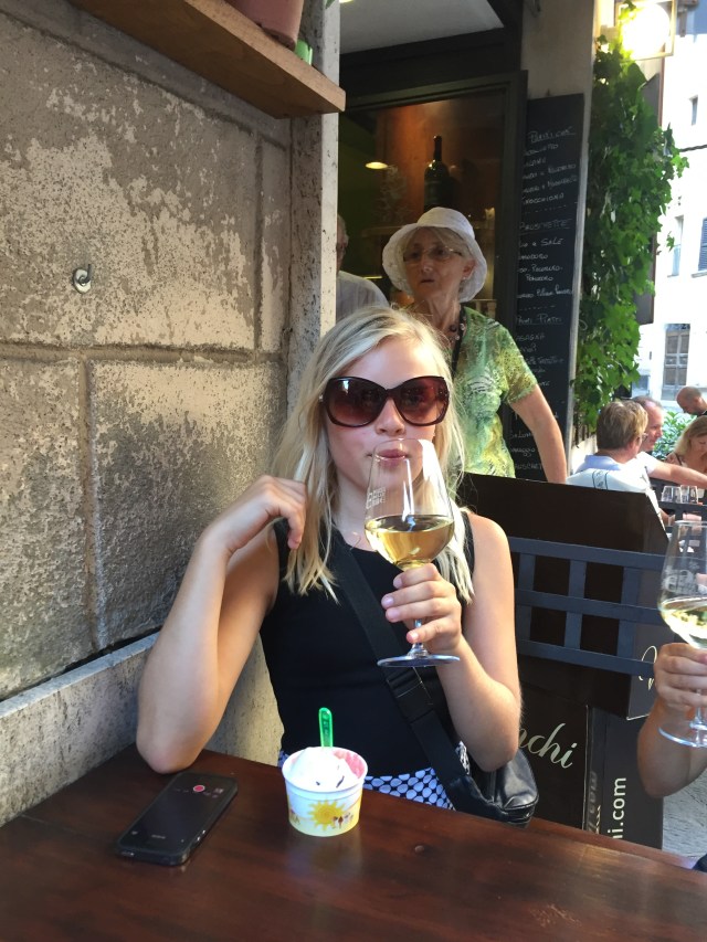 Andrea spiller voksen med sine nye solbriller og mors vin!