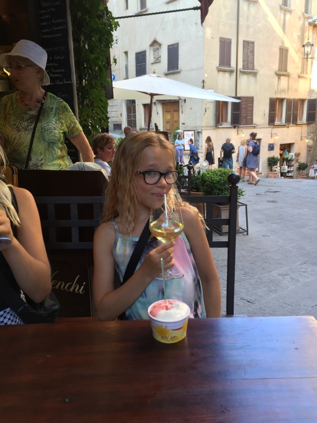 .... og Celina følger trop og vil også!