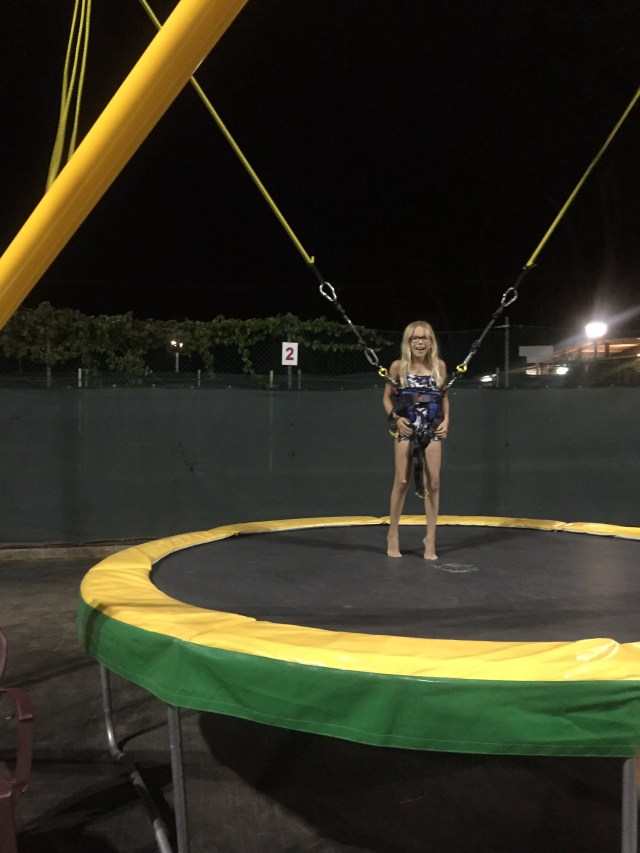 Andrea i mega trampolin