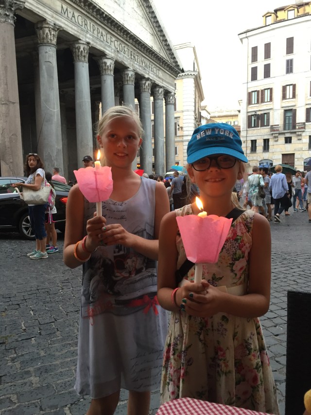 Ved Pantheon spiste vi aftensmad - og der var en mindeceremoni for en ung mand som var omkommet i Nice-angrebet. Pigerne var med og fik lys 