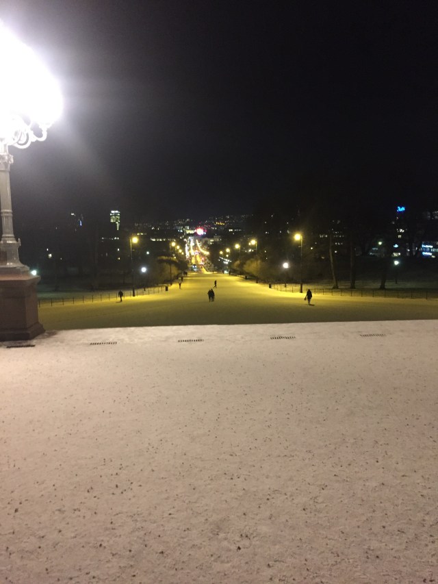 Fra kongeslottet og den modsatte vej ud over byen